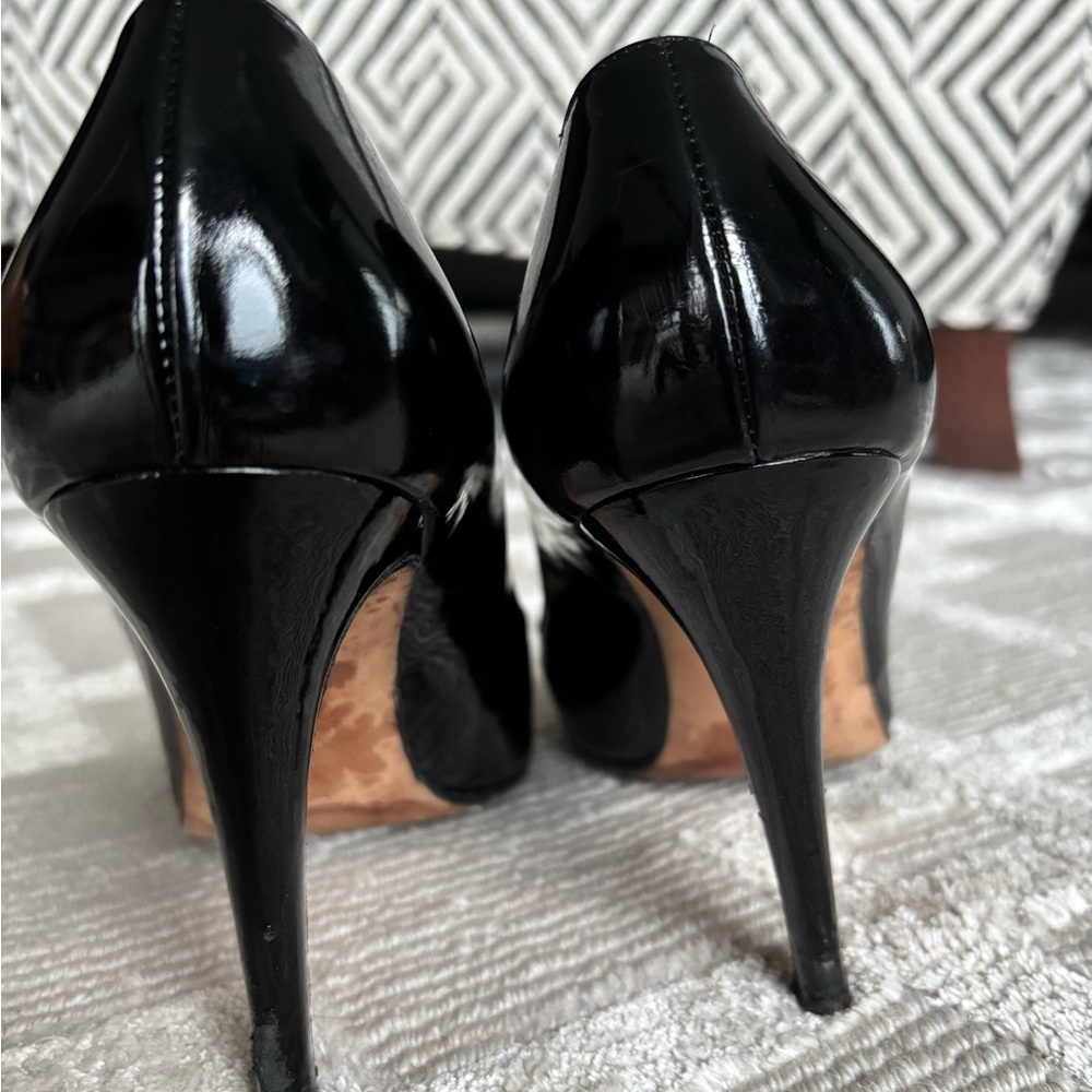 Oscar de la Renta Black Patent Leather Heels - Picture 5 of 6
